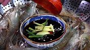 把大虾放锅里蒸一下，出锅以后清脆爽口，真的太好吃啦