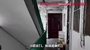 上海一夫妻手持斧头挨家挨户砍门，邻居用木板封死窗户