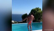 男友力MAX！迪巴拉公主抱女友一起跳水