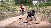重庆一田间冒火60年不熄灭 村民用来煮饭炖汤