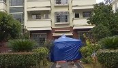 男子600万买下别墅 2名老人搭帐篷堵门：给50万才走