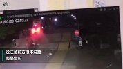 火花四溅！私家车狂飙撞台阶凌空飞起后坠地