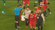 细数上港这些年工作人员神操作 队医拖延时间染黄+助教抢毛巾