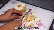 广东人都爱喝雪梨水，和菊花搭配，味道清甜润燥下火，孩子都爱喝