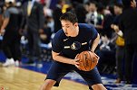 NBA中国赛上海站：丁彦雨航赛前训练投篮 巴特尔现身球场