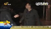 乘客遭的哥讹诈百元大钞摔地讨说法
