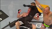 重拳撂倒+重击头部！UFC这KO太狠 裁判用生命在保护啊