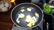 蛋炒饭怎么做，百吃不腻的青椒鸡蛋炒饭，超级开胃