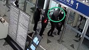 男子强闯火车站安检辱骂工作人员，还威胁民警：我弟是正处