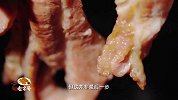 精选的猪蹄去掉骨头，里面裹上肥瘦相间的猪肉，卤熟后食欲满满
