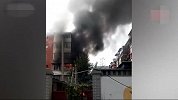 北京朝阳的一个小区突发火灾，整个楼体被浓烟笼罩