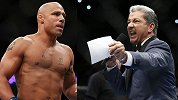 敢和UFC明星选手徒手干架 这个主持人也太豪横了吧