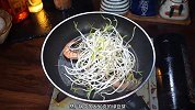 大虾怎么吃好吃家常做法，营养又好吃的大虾炒绿豆芽，超级下饭