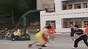 比老大爷还强！小伙上演无敌勾手投篮 轻轻松松将比赛带走