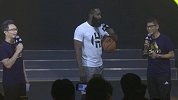 篮球-17年-哈登中国行广州站火热开启  亲密互动持续引爆运动创造力-新闻