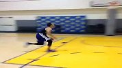 篮球-13年-库里自拍扣篮视频 单臂风车萌神射手变扣将-新闻