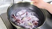 老干妈烧鱿鱼家常海鲜做法，比干锅鱿鱼还鲜香的鱿鱼做法，很下饭