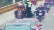 男子因家庭压力大欲跳江 交警一个箭步拉住