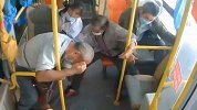 江西一公交车侧翻车窗玻璃瞬间脱落 未系安全带老人直接被甩出