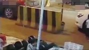 男孩“鬼探头”过马路被卷车底，奇迹爬出狂奔找妈妈