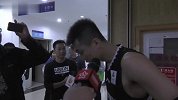 郭艾伦罕见发火怒斥记者：我跟谁都对位 瞧不起我？