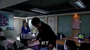 男子回公司发现妹子加班 他逗趣帮妹子缓解疲劳