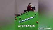 老太太打桌球歪打正着将球打进洞，主打一个出其不意