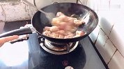 板栗烧鸡香糯可口下饭菜