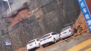 福建三明一民宅汛期垮塌，瞬间掩埋多辆轿车