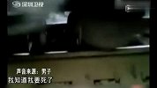极限-15年-作死男挑战极限！趴疾驰列车下从车轮中奇迹逃生-新闻