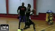 街球-13年-2016届潜力男Thon Maker 和约翰卢卡斯一起训练 展现超强进攻技巧-专题