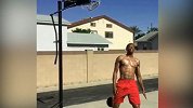 篮球-17年-国外弹簧人双胯下换手扣篮 兴奋后空翻庆祝-专题