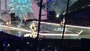 综合-17年-维密秀现场突发意外 奚梦瑶走秀时不慎摔倒-新闻