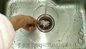你家洗碗池总是堵？别再用筷子捅了！用这个，10秒让你告别烦恼！