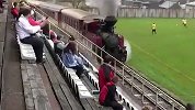旅途看球两不误 “世界第九大奇观”火车从球场穿过
