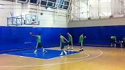 篮球-13年-尚平希腊首堂训练课 队友热情交流无碍-新闻