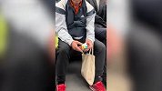 高手在民间！北京大爷地铁上闭眼拧魔方，动作丝滑得像在表演，网友：原来我拼不好是因为没闭眼