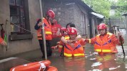 江西萍乡遭持续暴雨袭击，多地内涝 消防员从齐腰深水中背出老人