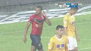 天雨路滑深圳发动角球攻势 普雷西亚多头球争顶偏出