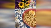 12岁女儿深夜为爸爸做手擀生日面 爸爸尝一口后感动落泪