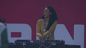 当足球遇上音乐！美女DJ超high电音引爆哈利法球场
