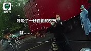 男子刑满释放，刚出监狱大门就被民警带走 网友：自动续费了