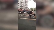 俩大爷开电动轮椅大街上飙车 目击者：比我们开车都快