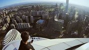 极限-15年-男子爬上望京SOHO自拍 潘石屹称太危险-新闻