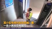 熊孩子用雨伞阻挡电梯关门 最后雨伞被夹困在电梯