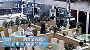 撒酒疯？温州一球迷庆祝进球向邻桌敬酒遭无视竟打人