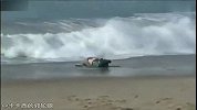 杯具醉酒男玩冲浪，亮瞎了