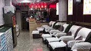 渭南一修脚师傅突然朝顾客撒尿 店家：他有精神病