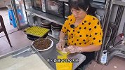 福建阿姨纯手工制作印尼小吃，做了20多年，高峰一天要做1000多条