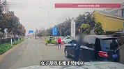 女子停车挡路还向提醒者作不雅手势，被后车撞倒在地，交警回应
